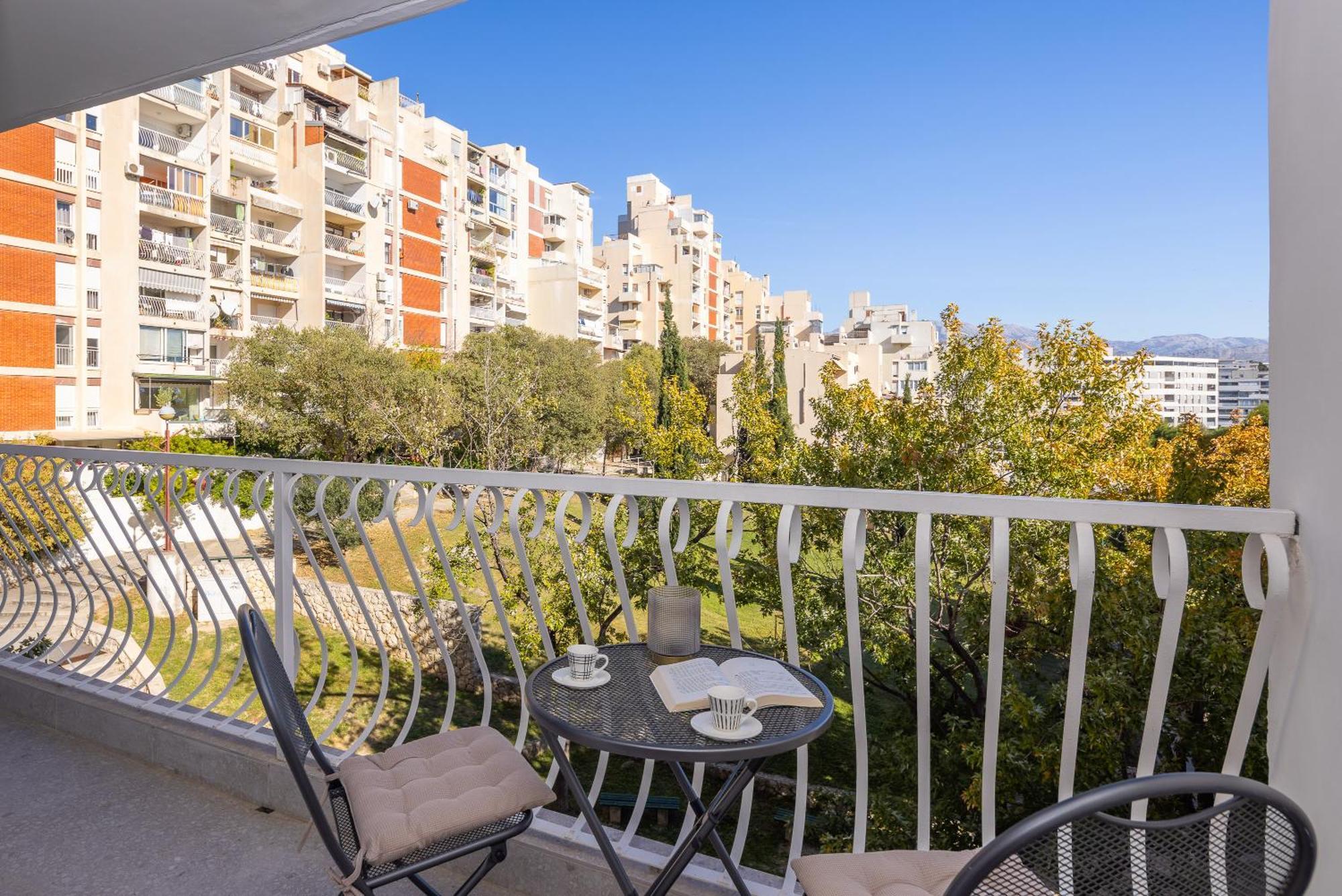 Leonela Apartment Split